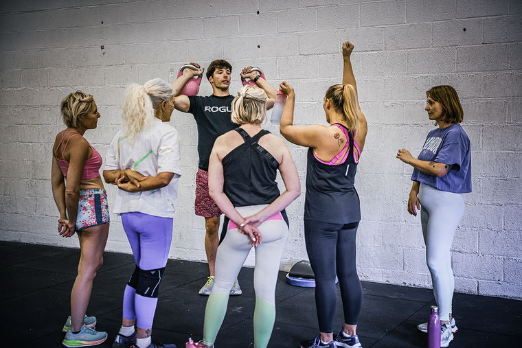 Un groupe de membres après un cours adapté chez Polaris Fitness