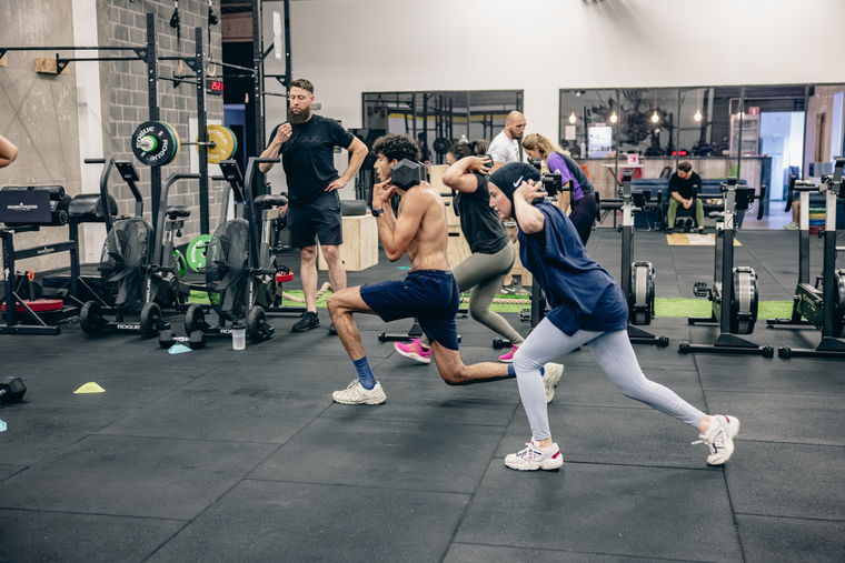 Un cours de fitness fonctionnel en fentes marchées chez Polaris Fitness