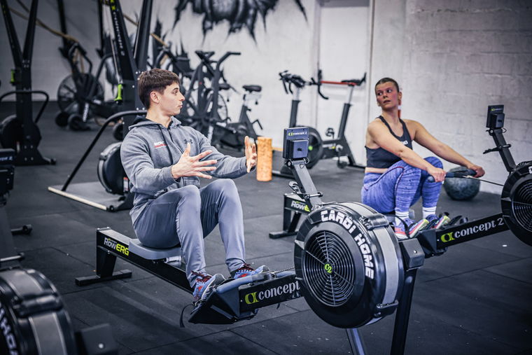 Séance sur rameurs Concept2 dans la zone Hyrox de Polaris Fitness
