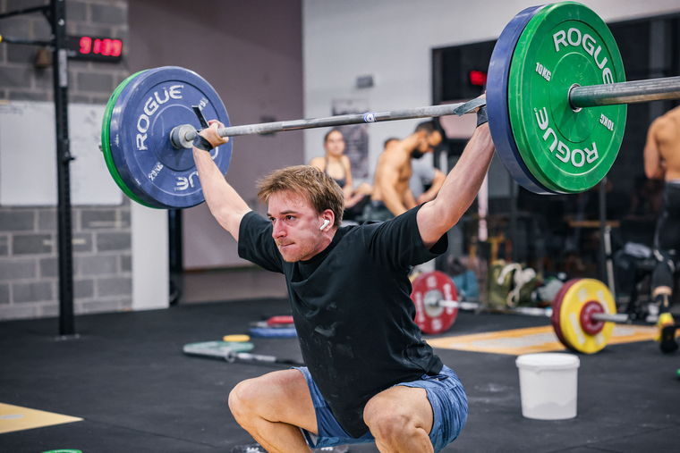 Un athlète en arraché à la barre Rogue chez Polaris Fitness