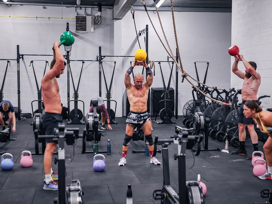 Un cours collectif aux kettlebells chez Polaris Fitness