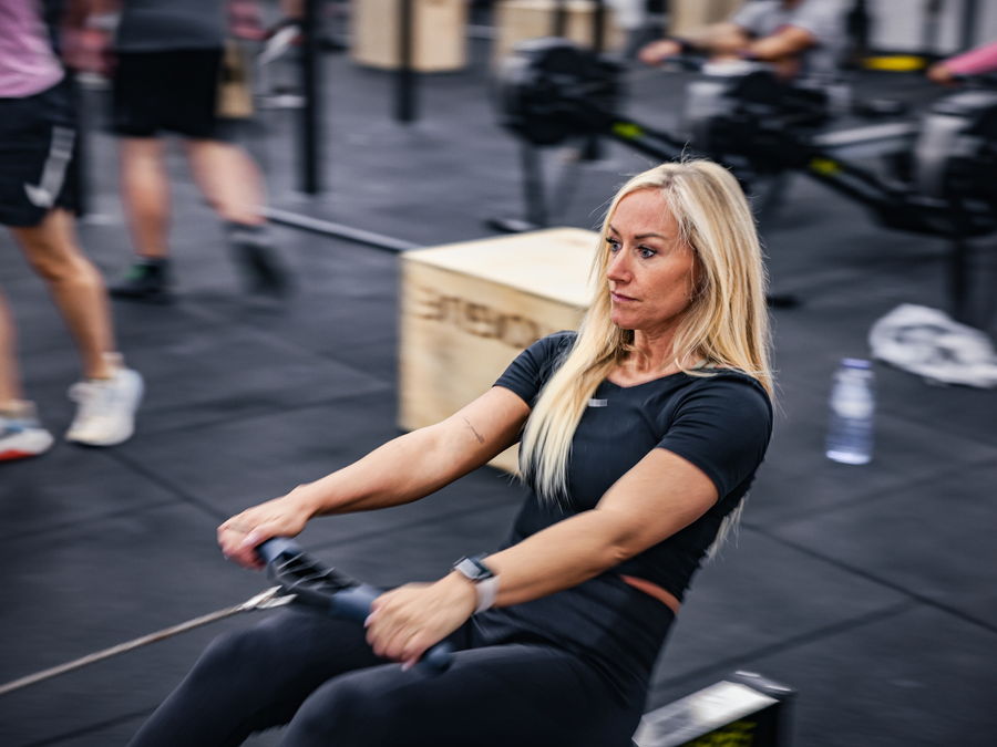 Une membre de Polaris Fitness sur un rameur Concept2